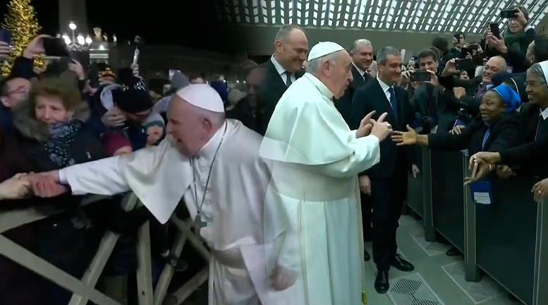 Video La promesa de monja para que Papa Francisco le dé un beso