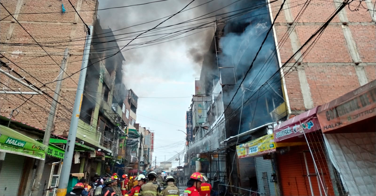 Gigantesco Incendio En Trujillo Arrasa Con Edificios En El Emporio