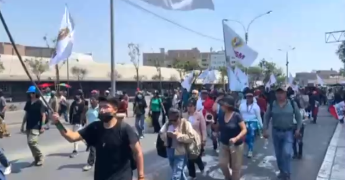 Paro nacional Estudiantes de la UNMSM se suman a manifestación frente