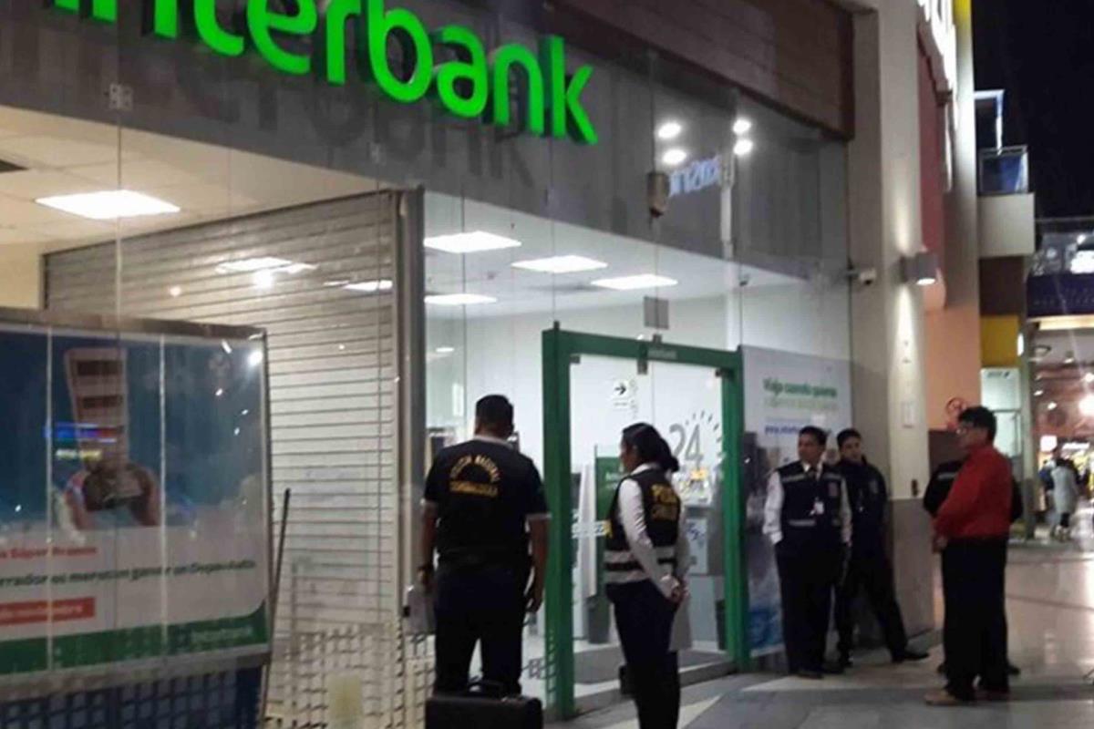 Policía resulta herido en frustrado asalto a banco en centro comercial ...