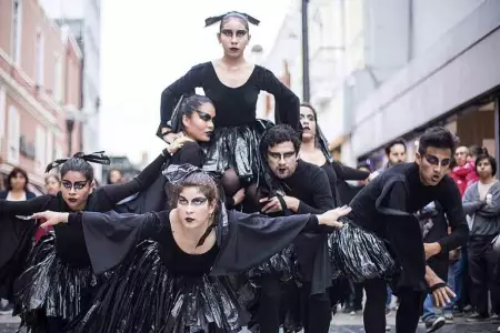 Un-ser-en-la-ciudad---Caminata-esc�nica