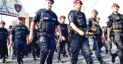 policías