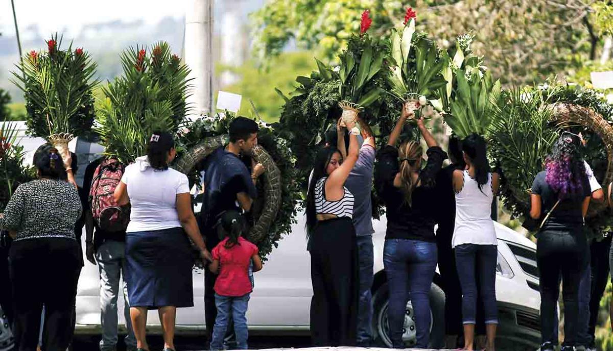 Sepultan en El Salvador cuerpos de padre e hija ahogados - Exitosa Noticias
