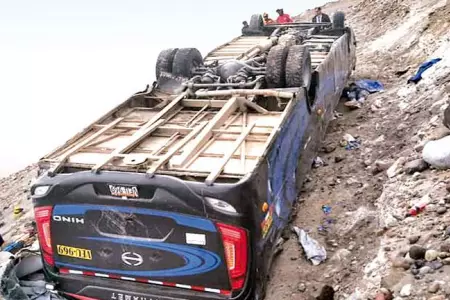 Bus-privado-cae-a-barranco-y-deja-cuatro-fallecidos-en-Arequipa