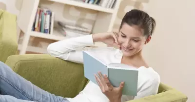 Una-chica-leyendo-un-libro-en-casa