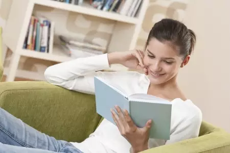 Una-chica-leyendo-un-libro-en-casa