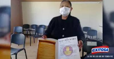 Puno-Una-madre-recogió-la-colegiatura-de-su-hijo-médico-que-murió-a-causa-de-la-