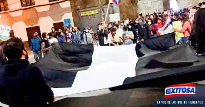 Banderas-flamearon-a-media-asta-por-muerte-de-jvenes-en-marchas