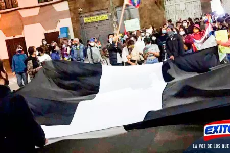 Banderas-flamearon-a-media-asta-por-muerte-de-jvenes-en-marchas