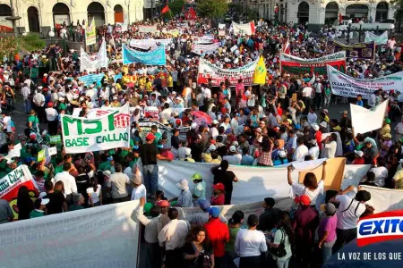 Jvenes-en-protestas-Denir-HuarangaVamos-por-una-nueva-Constitucin
