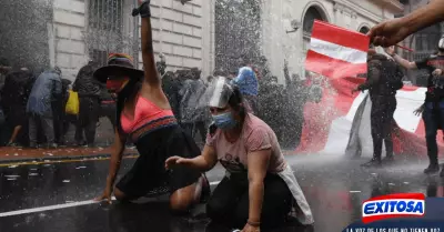 Manifestantes-se-movilizan-hacia-el-congreso-en-rechazo-a-Manuel-Merino-de-Lama