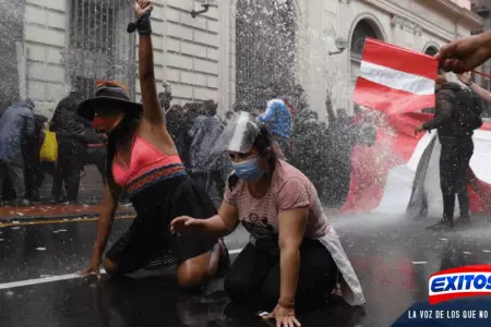 Manifestantes-se-movilizan-hacia-el-congreso-en-rechazo-a-Manuel-Merino-de-Lama