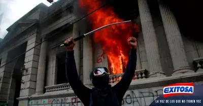 Guatemala-protestantes-incendian-sede-del-Congreso