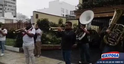 VIDEO-Banda-musical-entona-el-himno-nacional-frente-a-la-casa-de-Martn-Vizcarra