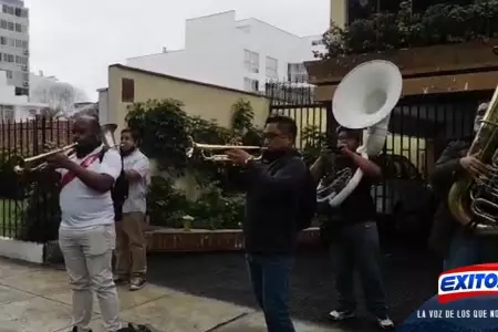 VIDEO-Banda-musical-entona-el-himno-nacional-frente-a-la-casa-de-Martn-Vizcarra