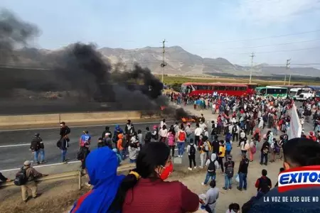 VIDEO-Trabajadores-agrcolas-bloquean-carretera-de-la-Panamericana-Norte