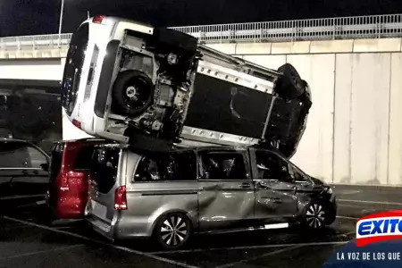 VIDEO-Ex-Empleado-de-Mercedes-Benz-destroza-50-autos-con-una-retroexcavadora