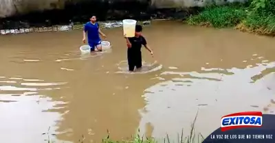 Iquitos-Ciudadanos-recogen-agua-sucia-para-sus-hogares-ante-el-corte-del-servici