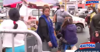 La-Victoria-Venta-de-comida-en-plena-calle-genera-aglomeraciones-y-caos