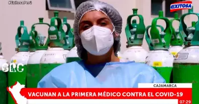 Vacunan-a-la-primera-médico-contra-la-COVID-19-en-Cajamarca
