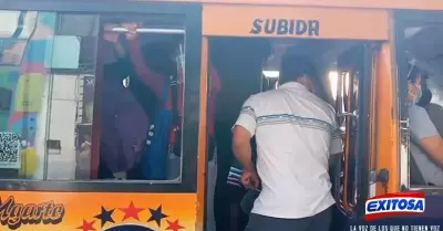 Combis-y-buses-llenos-de-pasajeros-en-pleno-inicio-de-cuarentena-total-VIDEO
