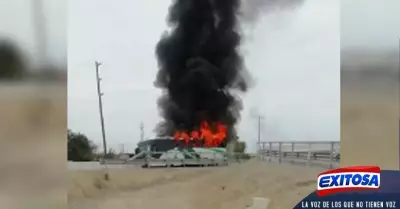 Paro-de-transportistas-Reportan-incendio-de-bus-en-carretera-en-Piura