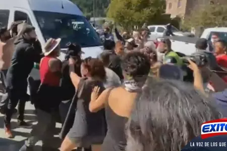 fernandez-vehculo-argentina-manifestantes