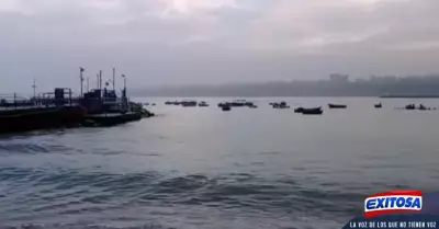 Chorrillos-Pescadores-continan-ingresando-al-mar-pese-a-relmpagos-y-truenos