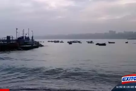 Chorrillos-Pescadores-continan-ingresando-al-mar-pese-a-relmpagos-y-truenos