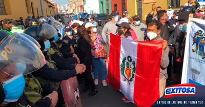 Trabajadores-protestan-mientras-alcalde-celebraba-bicentenario