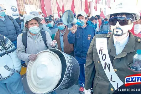 Manifestantes-llevaron-monigote-para-protestar-contra-el-gobernador-regional-por