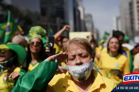 Exitosa-Seguidores-de-Bolsonaro-intentan-invadir-el-Ministerio-de-Salud