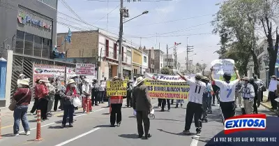 Ahorristas-realizaron-plantón-frente-a-PrestaPerú-en-la-avenida-Goyeneche