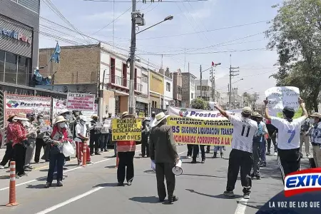 Ahorristas-realizaron-plantón-frente-a-PrestaPerú-en-la-avenida-Goyeneche