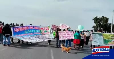 Exitosa-Agricultores-realizan-protesta-en-el-cruce-de-Samanco