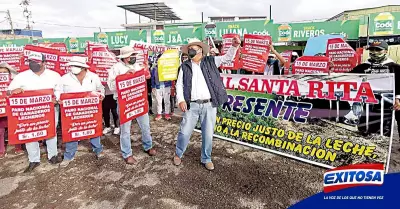 Ganaderos-de-Arequipa-se-concentraron-en-el-ingreso-de-El-Pedregal-en-Majes