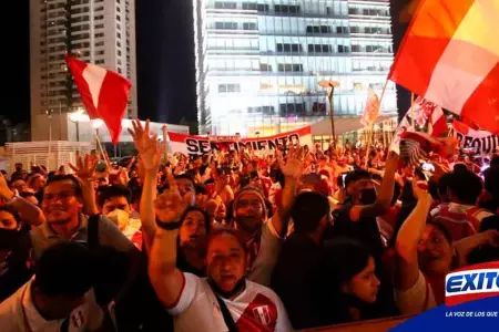 Exitosa-cinco-mil-hinchas-peruanos-montevideo-seleccion