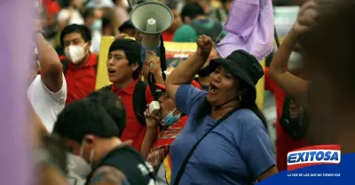 Trabajadores-marcharon-para-exigir-a-presidente-Castillo-cumplir-con-sus-promesa