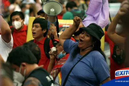 Trabajadores-marcharon-para-exigir-a-presidente-Castillo-cumplir-con-sus-promesa