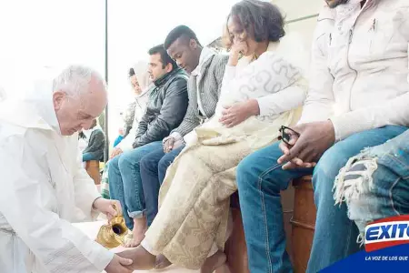 Papa-Francisco-hace-lavado-de-pies-a-12-reos-de-diversas-nacionalidades-Exitosa