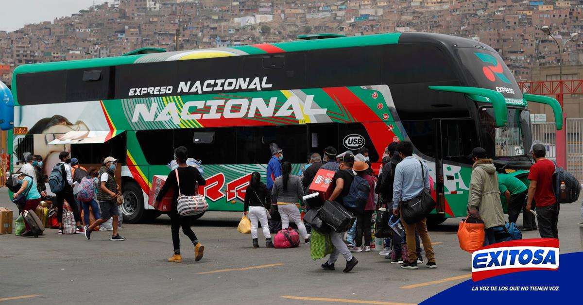 Pasajeros esperan desde temprano en terminal de Yerbateros para poder