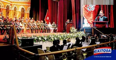 Alcalde-dirigi-discurso-en-sesin-realizada-en-el-teatro-municipal-de-Arequipa