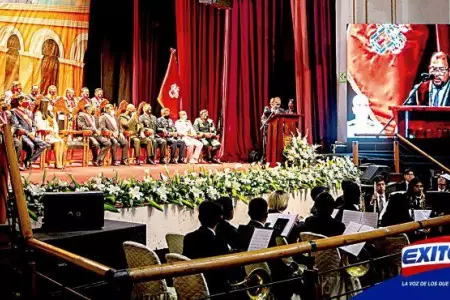Alcalde-dirigió-discurso-en-sesión-realizada-en-el-teatro-municipal-de-Arequipa
