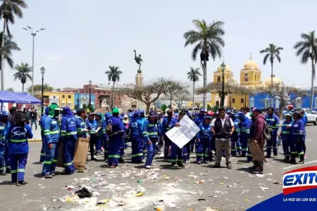 Trabajadores-de-limpieza-publica-arrojan-basura-en-la-Municipalidad-de-Trujillo-