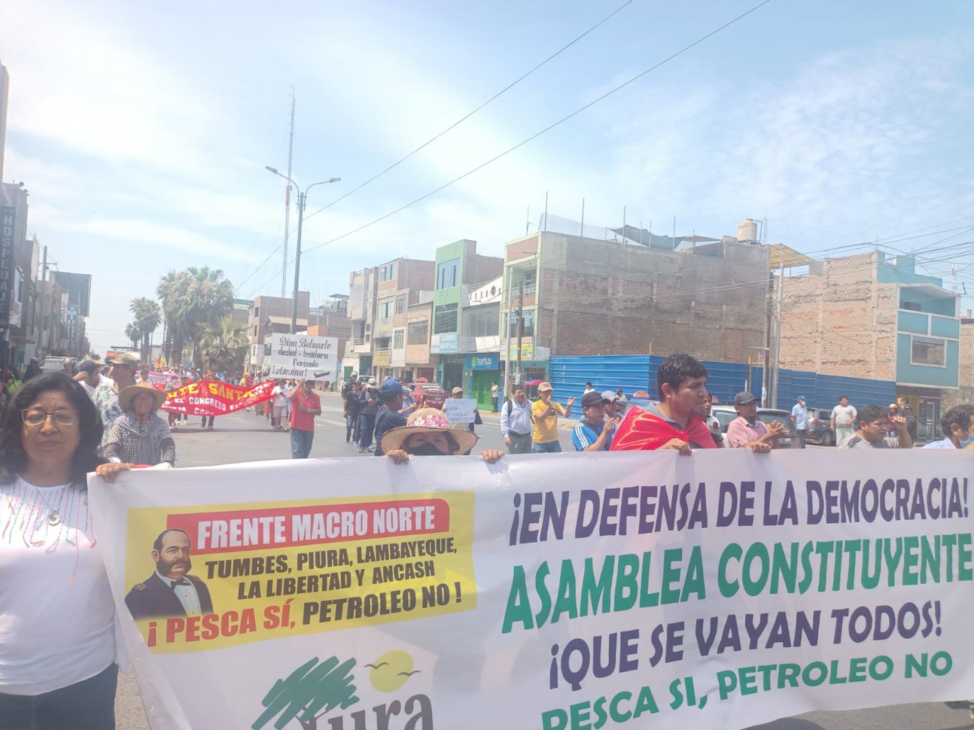 Ciudadanos salen a las calles de Chimbote para pedir nuevas elecciones