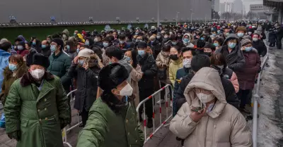 Ciudadanos chinos en cola para descartar el virus