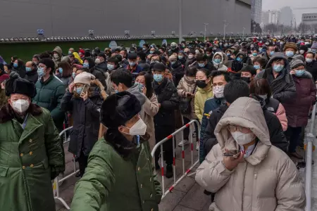 Ciudadanos chinos en cola para descartar el virus