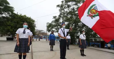 Escolares ondeando la bandera del Perú