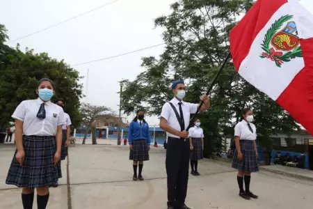 Escolares ondeando la bandera del Per