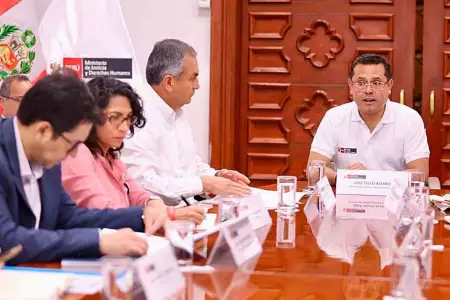 José Tello encabezando reunión con gobierno regional de Lima y alcaldes de la pr
